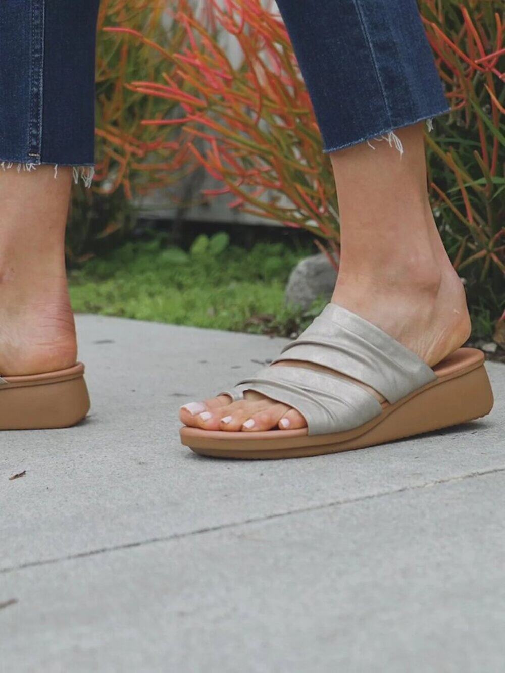 Baretraps Venus Wedge Slip On Sandals Champagne Toe Loop Women's - 7.5